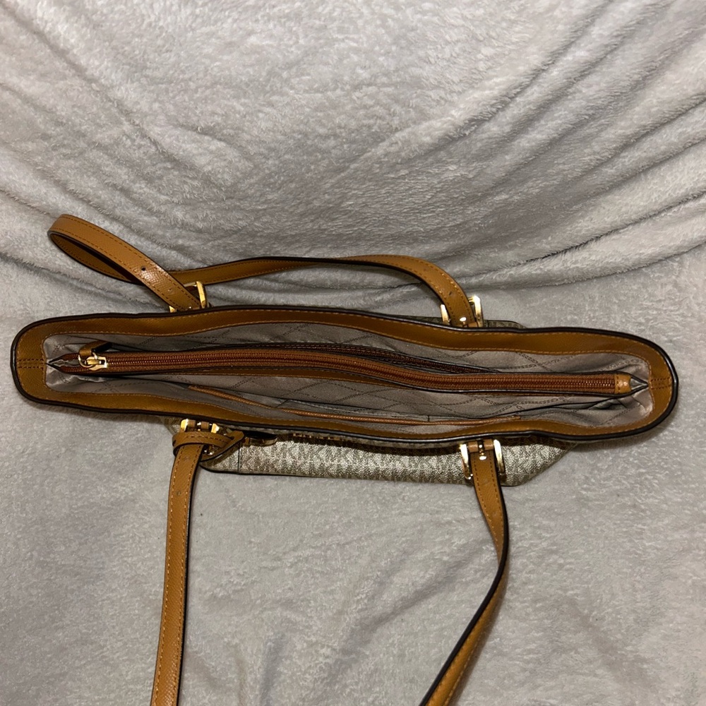 Michael Kors Tan Signature Tote Bag with matching wallet - Picture 3 of 5